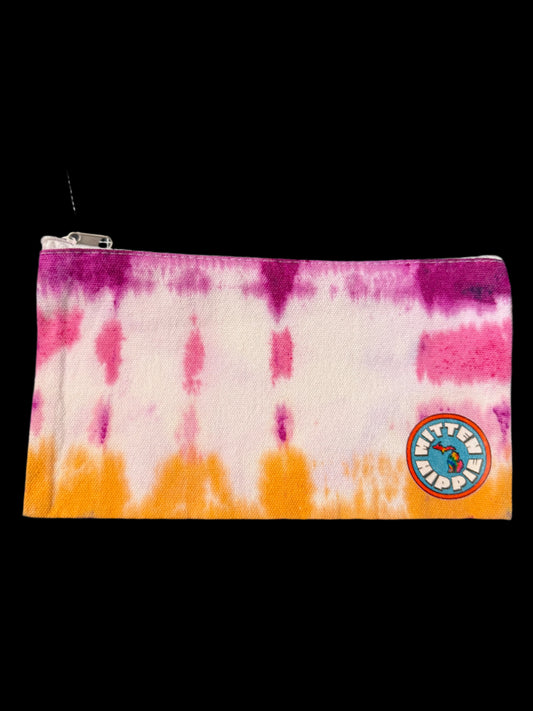 Neceser de viaje con estampado tie-dye de rayas naranja, rosa y fucsia: estuche colorido con cremallera para maquillaje y artículos esenciales | Mitten Hippie